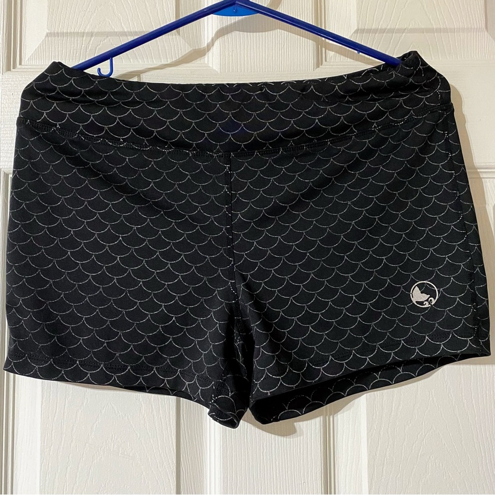 Reel Legends spandex shorts, black & silver size L.NWOT🔹